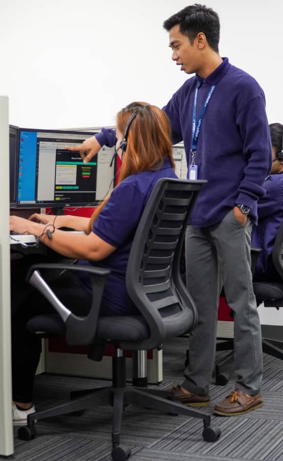 2 employees collaborating